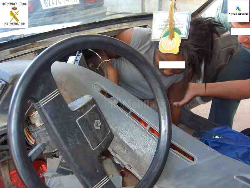 Otra inmigrante localizada en el salpicadero de un coche conducido por una mujer