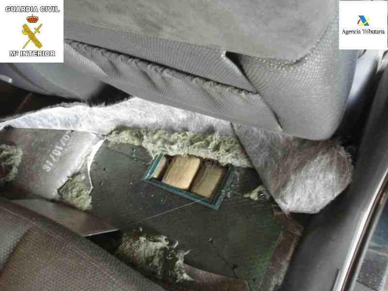 Los paquetes ubicados en un doble fondo practicado en el suelo del coche