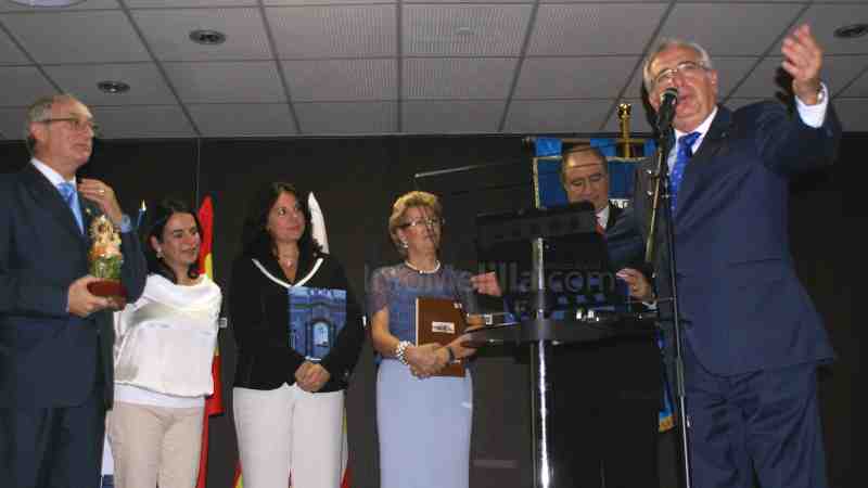 Imbroda anima a las autoridades catalanas a mantener con Melilla unas relaciones fluidas y estrechas