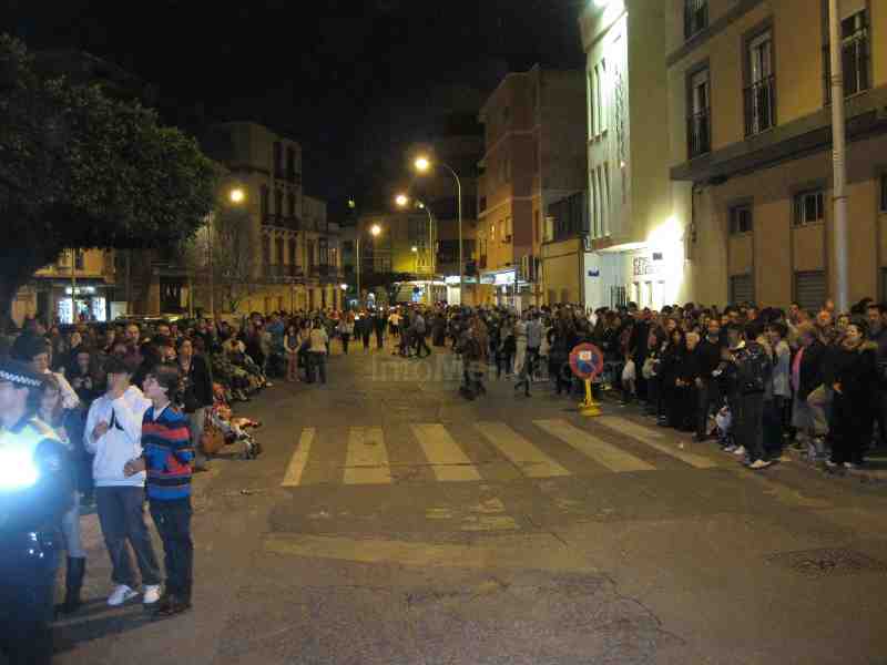 Miles de melillenses acompañan al solemne Santo Entierro