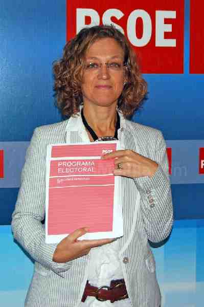 Gloria Rojas muestra el programa electoral del PSOE a los medios