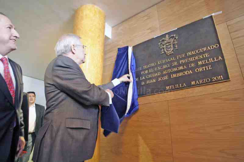 Juan José Imbroda destapando la placa conmemorativa de inauguración