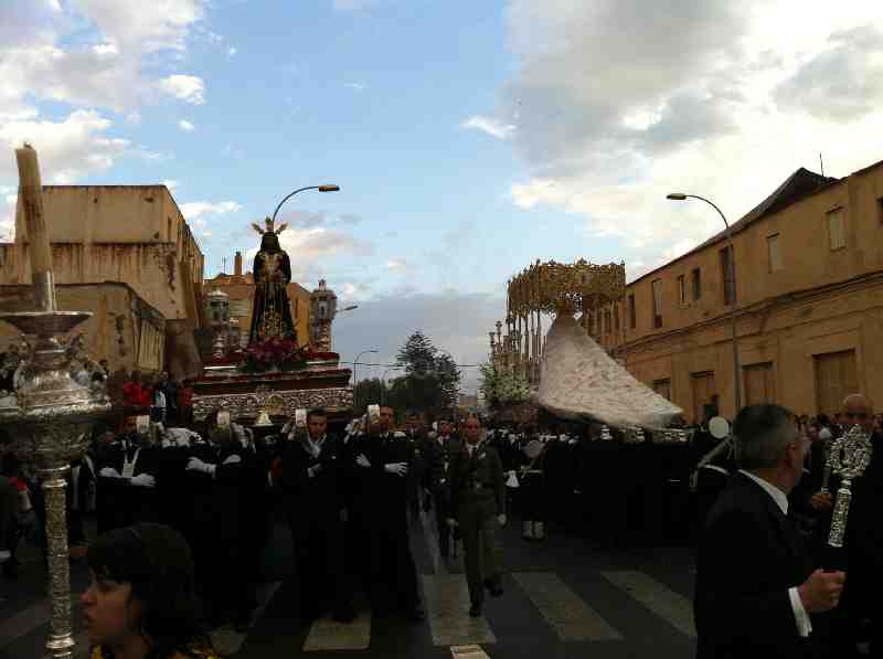 El Cautivo y la Virgen del Rocío, sorprendidos por una tromba de agua