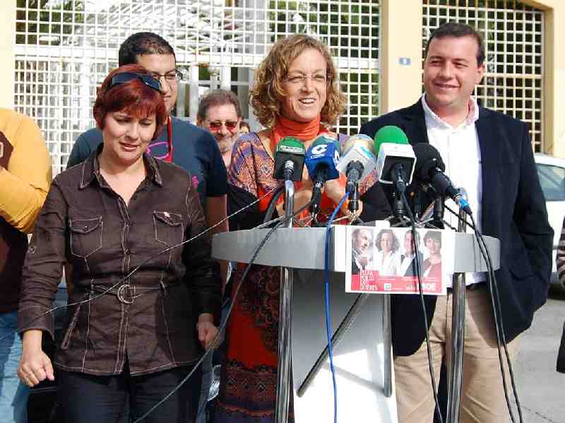 Gloria Rojas, frente al centro de salud de Cabrerizas