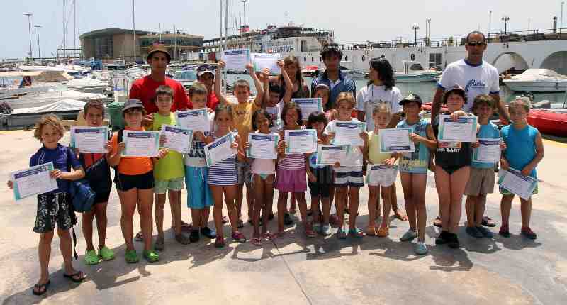 Imágen de los primeros alumnos graduados