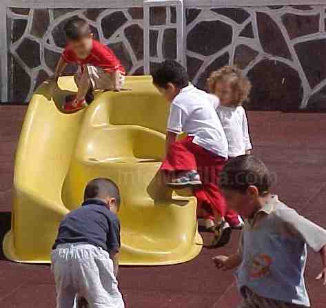 Niños jugando en el patio de una guardería