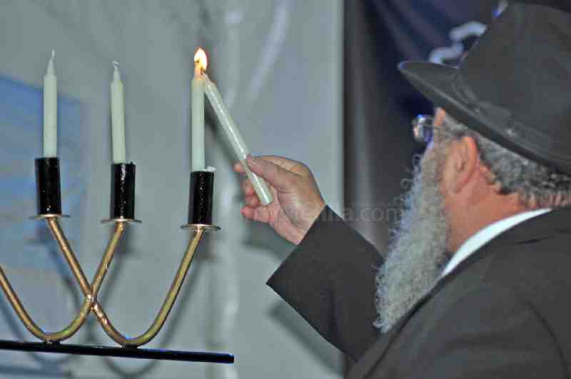 La comunidad israelita enciende su primera luminaria por Janucá