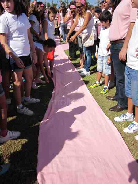 Cientos de melillenses participan en el gran lazo humano contra el cáncer de mama