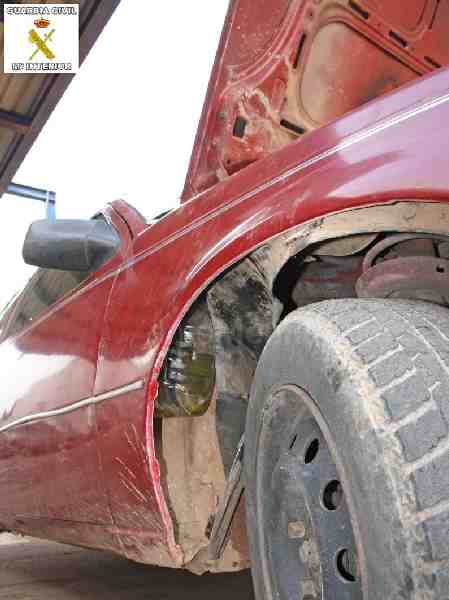 Detalle de la garrafa ed plástico con combustible ubicada bajo la aleta delantera derecha