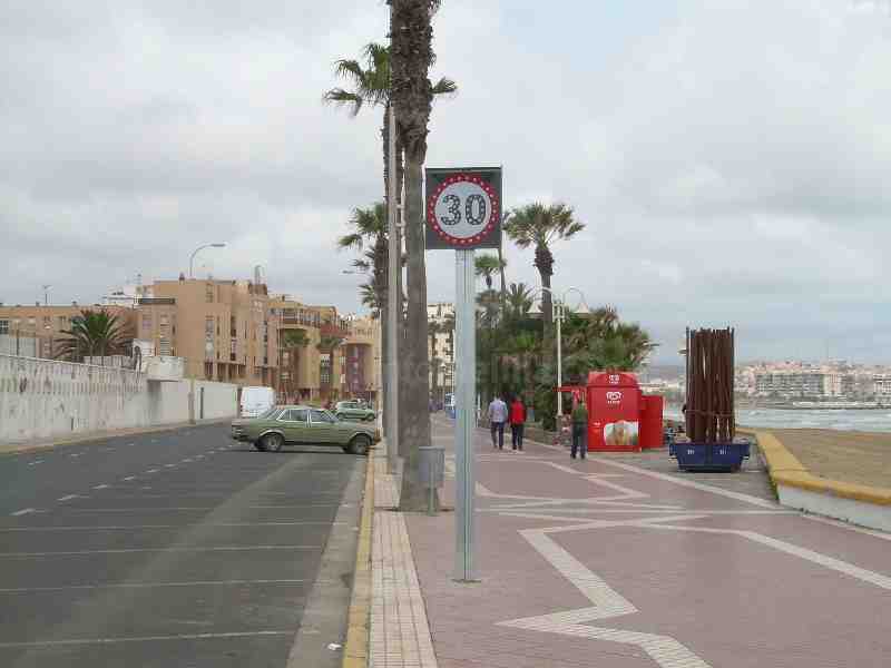 La Policía Local mejora la señalización en Alfonso XIII y en el Paseo Marítimo Mir Berlanga