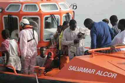 Interceptados doce inmigrantes en una barca a remo cerca de Melilla