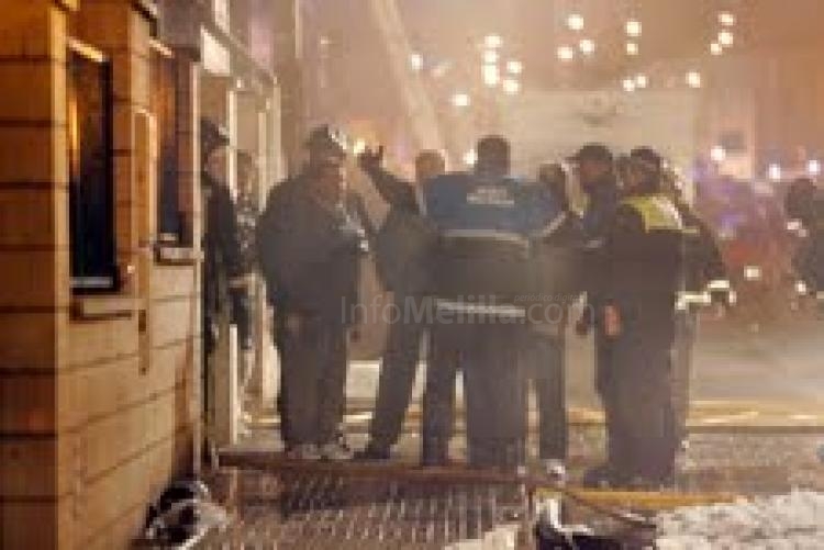 Un fallecido y numerosos daños materiales en un incendio declarado en una nave de chapa y pintura de vehículos