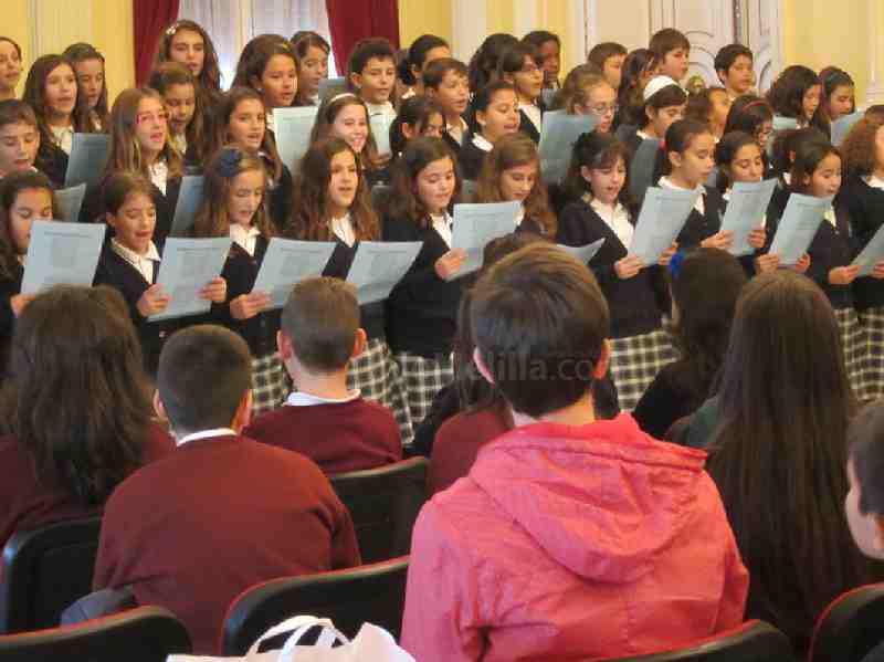 El resto de estudiantes, padres, profesores y autoridades civiles presentes les siguieron con atenci
