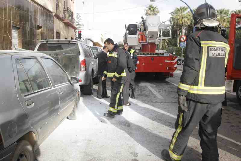 Los bomberos sofocan el incendio fortuito de un turismo cerca del 'Reina Victoria'