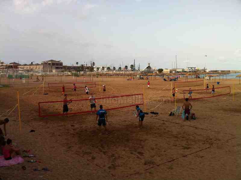 El Tenis Playa arranca con fuerza en la Playa de San Lorenzo