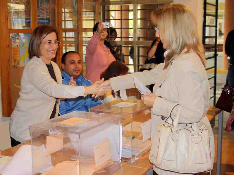 La candidata del PP al Senado ha votado en el colegio Leopoldo Queipo