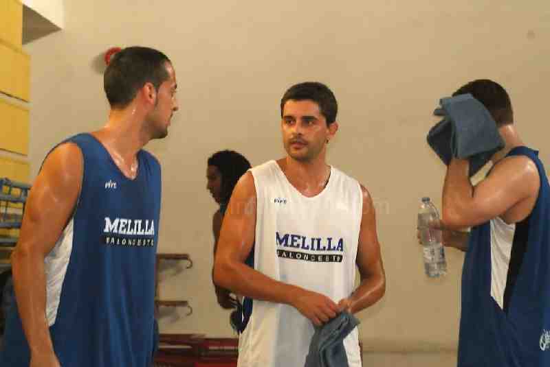 Riera -camiseta blanca- conversando con Salva Arco