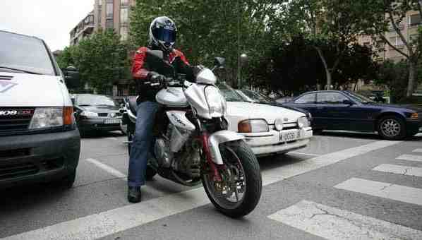La carga mental y el factor emocional influyen en la toma de decisiones ante situaciones de riesgo en la conducción de moto