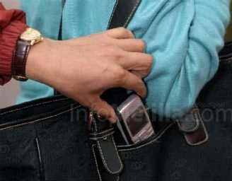La Policía Local detiene al presunto autor del robo de un móvil de un tirón