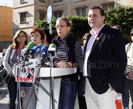 La terna socialista formada por Rosa López, Gloria Rojas y Julio Bassets