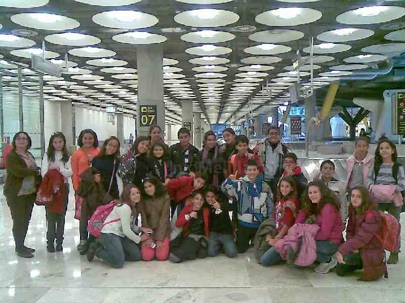El grupo de alumnos del CEIP Reyes Católicos en el Aeropuerto de Barajas