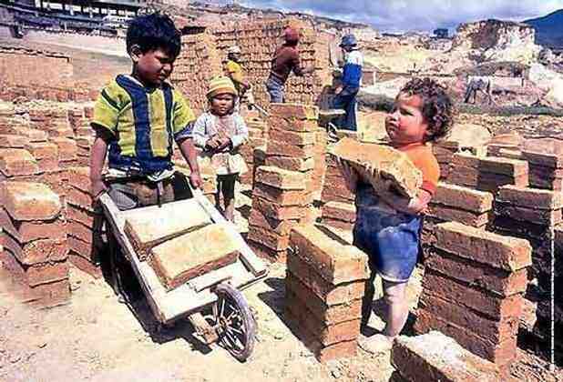 El Día Mundial contra el Trabajo Infantil, con los niños que desempeñan trabajos peligrosos