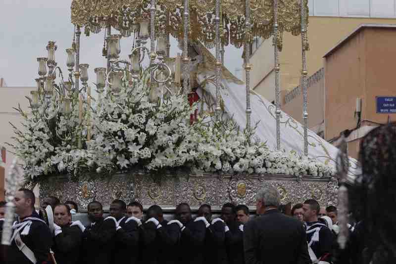 El Cautivo y la Virgen del Rocío, sorprendidos por una tromba de agua