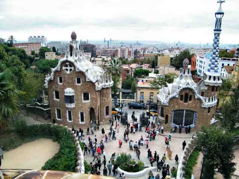 La Casa de Melilla en Barcelona cierra su Semana Cultural con la visita al Parque Güell y la Casa Gaudí