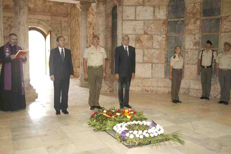 Melilla rinde homenaje a los caídos por España en el Panteón de los Héroes