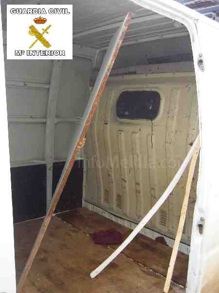 La Guardia Civil intercepta en Beni Enzar a siete subsaharianos hacinados en una furgoneta de carga