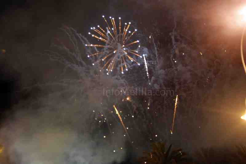 La noche de San Juan reune a más de 15.000 melillenses en torno a las hogueras