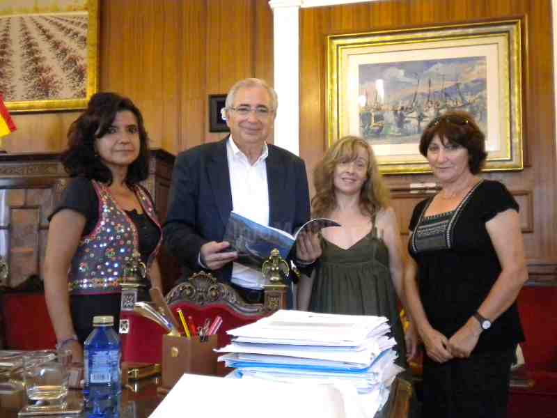 Juan José Imbroda recibe un ejemplar del último 'Heraldo de Alhucemas'