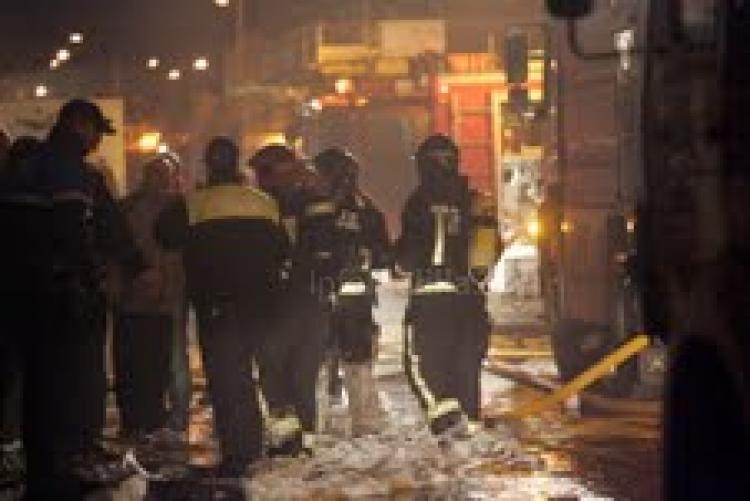 Un fallecido y numerosos daños materiales en un incendio declarado en una nave de chapa y pintura de vehículos