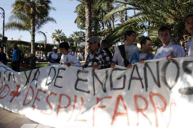 Treinta vecinos del Distrito V demandan empleo frente al Palacio de la Asamblea
