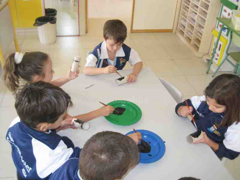 Los alumnos del Colegio 'Enrique Soler' celebran Halloween con material reciclado