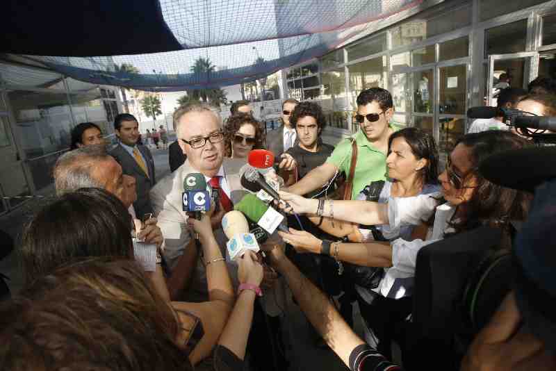 El juez Lorezo Pérez Conejo atendiendo a los medios de comunicación