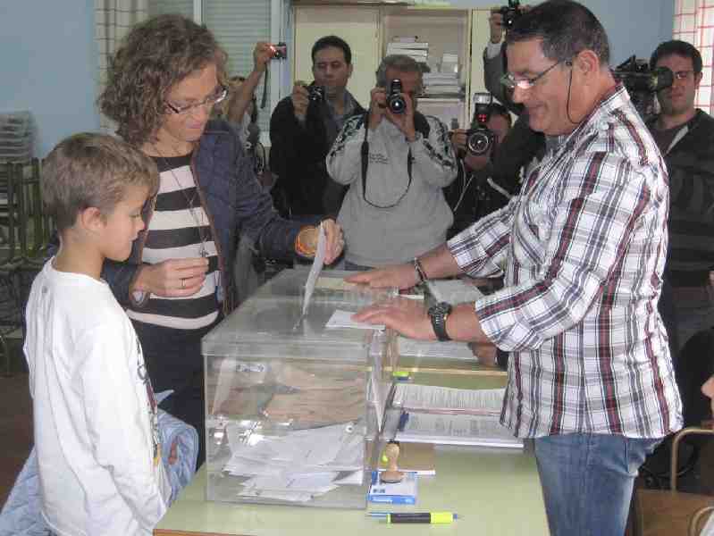 Rojas recuerda a los cuidadanos que hoy tienen la oportunidad de elegir el modelo de España que quieren