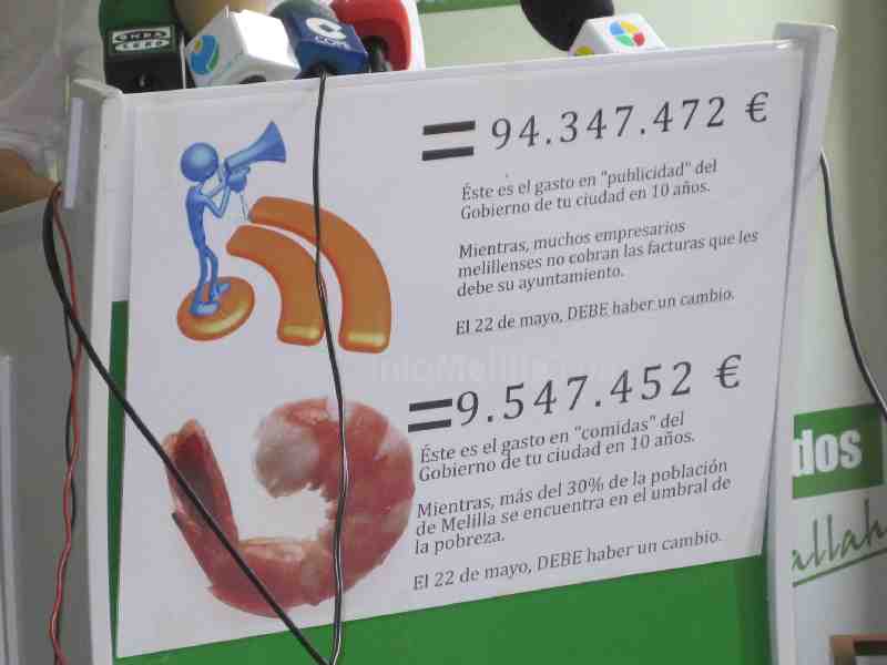 Cartel idéntico a los que supuestamente ha retirado de la vía pública el Ejecutivo local