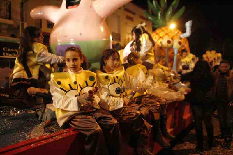 Los Reyes Magos reparten sonrisas por el centro de Melilla en la noche más mágica del año