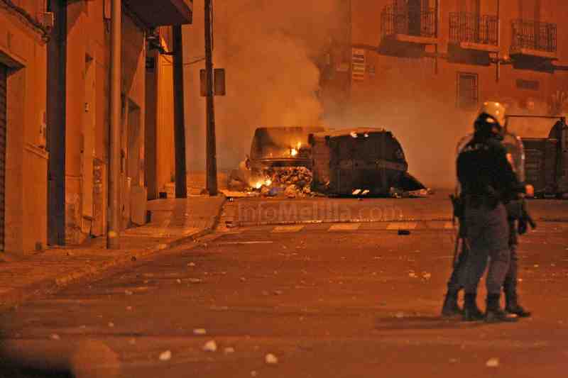 Queman media docena de contenedores y montan barricadas en La Cañada