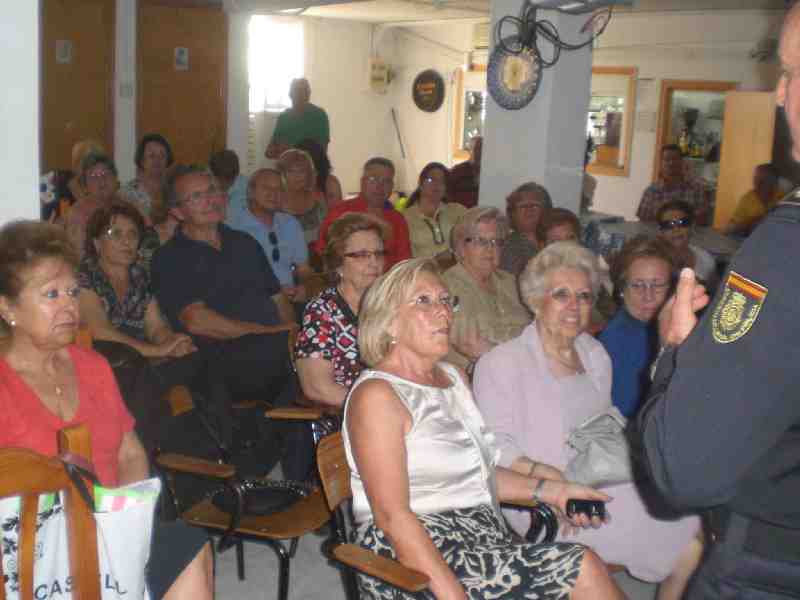 Charla coloquio del Cuerpo Nacional de Policía en la Casa de Melilla en Almería