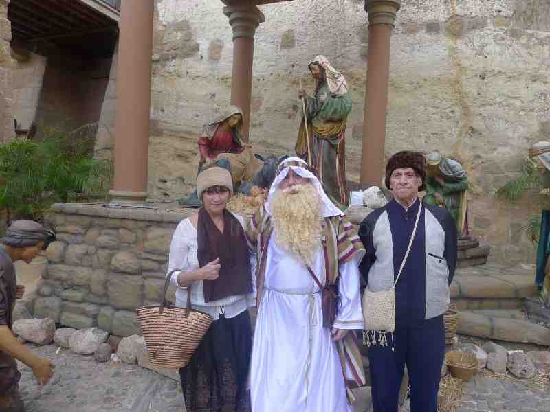 Los Antiguos Residentes de Villa Sanjurjo posan en el Belén del Foso del Hornabeque