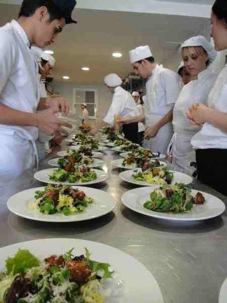 Los empresarios melillenses asisten a una degustación de habilidades culinarias de los alumnos de FP del Juan Antonio Fernández