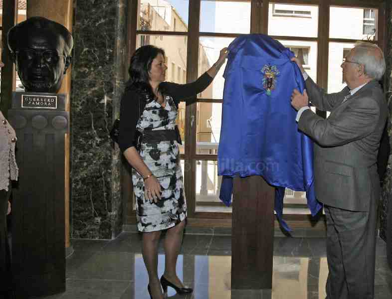 Simi Chocrón y Juan José Imbroda destapan el busto de Fernando Arrabal