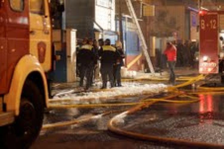 Un fallecido y numerosos daños materiales en un incendio declarado en una nave de chapa y pintura de vehículos