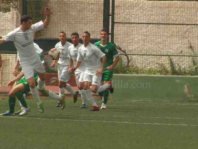 Sidi, -centro de la imágen- autor de tres goles de su equipo