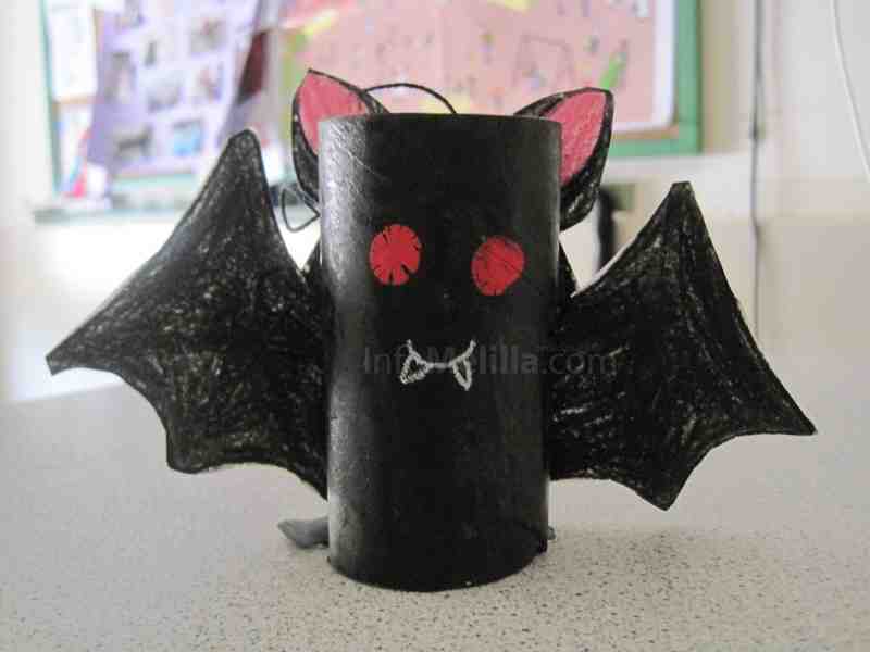 Los alumnos del Colegio 'Enrique Soler' celebran Halloween con material reciclado