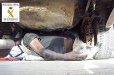 Localizado un inmigrante menor en el doble fondo de un vehículo del que fue extraído inconsciente