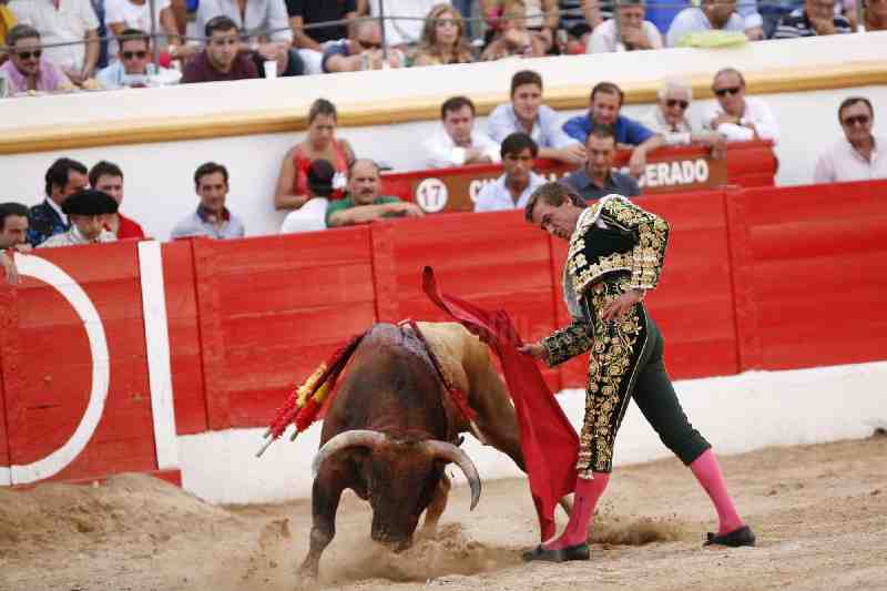 La gesta melillense de Enrique Ponce y Manolo Sánchez en fotos frente a un discutido ganado de Tornay