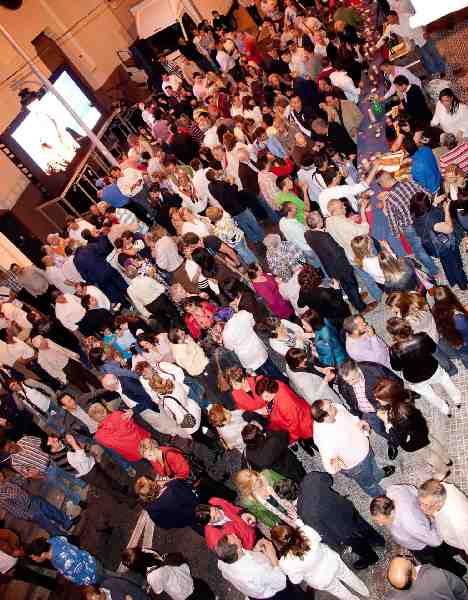 Una multitudinaria “pegada de carteles” da el pistoletazo de salida a la campaña electoral